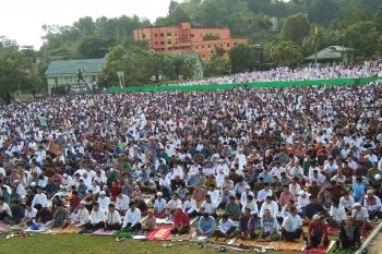 Ribuan umat muslim Jayapura Shalat Id di Denzipur