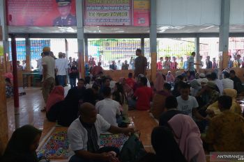 Senyum bahagia narapidana Lapas Padang saat keluarga bawakan kue Lebaran