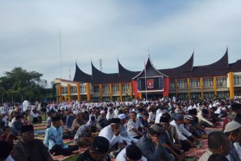Ribuan jamaah ikuti shalat Id di halaman kantor Bupati Agam