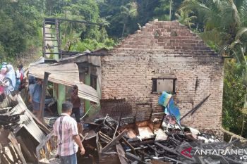 Satu unit rumah di Agam hangus terbakar saat pemiliknya shalat Idul Fitri