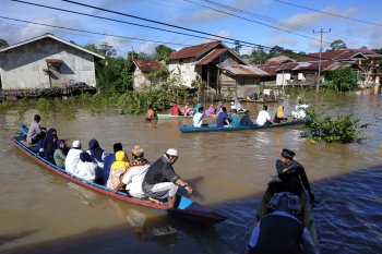 Warga lintasi banjir untuk laksanakan Shalat Id