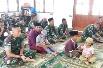 Yonif 725/WRG shalat Id bersama warga perbatasan
