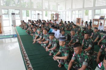 Warga perbatasan dan Satgas Pamtas RI-PNG sholat Ied bersama