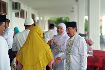 Warga Bandarlampung berbondong-bondong silaturahim ke rumah dinas