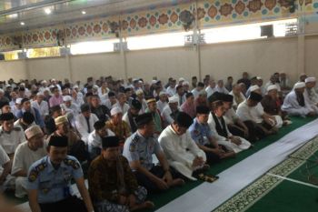 Pegawai dan warga binaan Salat Id di Lapas