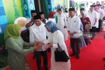 Warga senang bisa bersalaman dengan Gubernur Khofifah