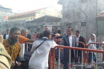 Jokowi saksikan pembagian sembako di Graha Saba
