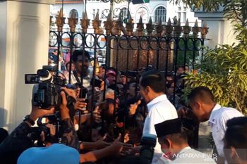 Presiden Jokowi membagikan sembako untuk warga Yogyakarta