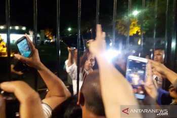 Presiden Jokowi bagikan kaus untuk warga dari Gedung Agung