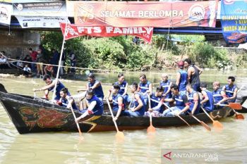 Ratusan peserta meriahkan lomba dayung tradisional di Batang