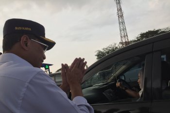 Menhub sapa pemudik Tol Cikampek