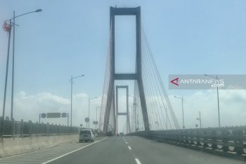 Bentang tengah Jembatan Suramadu jadi sasaran foto bersama
