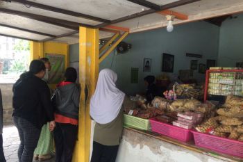 Wisatawan buru oleh-oleh khas Sleman "Jadah Tempe Mbah Carik"