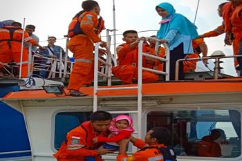 Penumpang KMP Mutiara Persada II dievakuasi ke ruang tunggu Pelabuhan Bakauheni