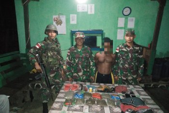 Prajurit Yonif 126/KC amankan pengendara motor pembawa ganja sekilo