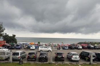 Warga tetap kunjungi Pantai Padang meskipun hujan