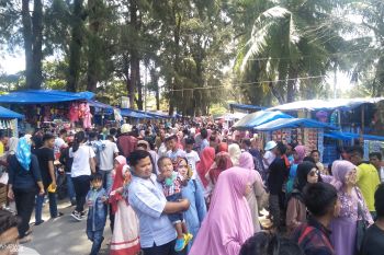 Wisatawan "serbu" Pantai di  Pariaman selama libur Lebaran (video)
