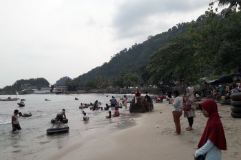 Warga padati Pantai Way Muli