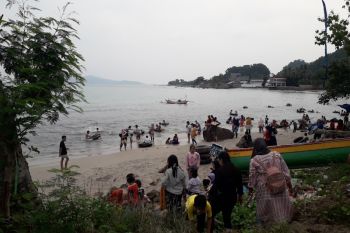 Masyarakat isi liburan Lebaran dengan mengunjungi Pantai Pesisir Selatan