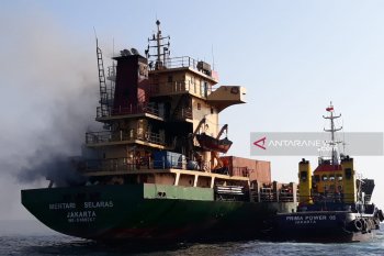 KM Mentari Selaras terbakar di perairan Waingapu, 17 ABK selamat