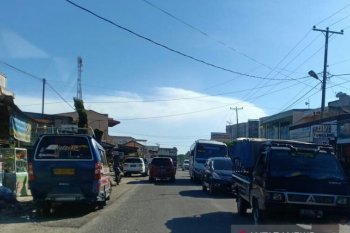 Arus lalulintas menuju Danau Toba ramai lancar