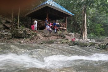 Wisatawan keluhkan minimnya fasilitas wisata air terjun Tesbatan