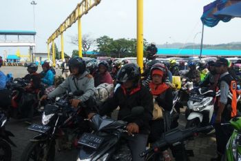 Ratusan sepeda motor menyeberang ke Jakarta lewat Dermaga 3 Bakauheni