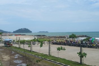 Hari terakhir libur, Pantai Padang dipadati wisatawan