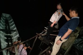 Perahu wisatawan Pulau Lengkuas tenggelam karena kelebihan muatan