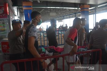 Polres Tanjungpinang bantu turunkan penumpang sakit ke dalam kapal