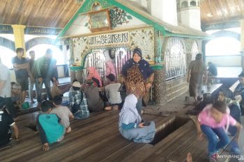 Perantau dari berbagai daerah ziarahi makam Syekh Burhanuddin