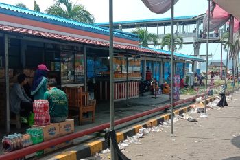 Sampah berserakan di Dermaga Tiga Pelabuhan Bakauheni