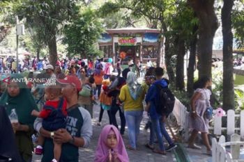 Kebun Binatang Surabaya dipadati pengunjung libur Lebaran