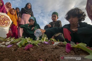 Ziarah di kuburan massal korba bencana