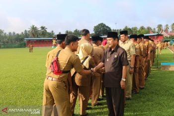 Usai libur lebaran ASN Sijunjung bersalaman dihari pertama masuk kerja