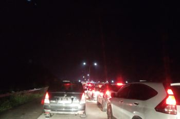 Gerbang tol Bakauheni Selatan padat