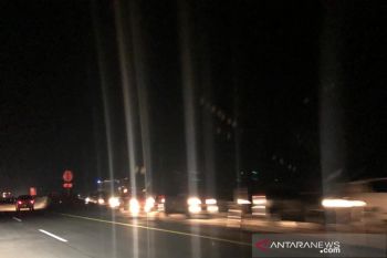 Arus balik masih deras, antrean di "rest area" mengular