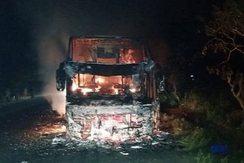 Bus pariwisata hangus terbakar di jalan lintas