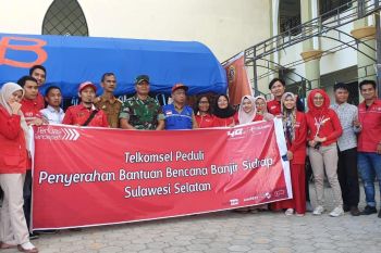 Telkomsel area Pamasuka  salurkan bantuan korban banjir