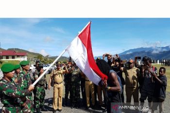 Kembali ke NKRI, ajudan Goliat Tabuni cium Bendera Merah Putih