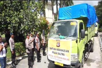 Polda Sultra Salurkan Bantuan Koban Banjir di Konawe