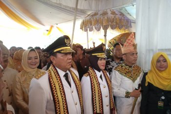 Arinal Djunaidi dan Chusnunia Chalim disambut prosesi adat Marga Buku Jadi