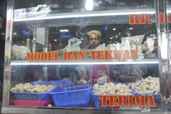 Peningkatan permintaan makanan khas pempek di musim libur lebaran