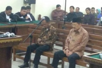 Dua terdakwa suap "fee" proyek menangis usai divonis