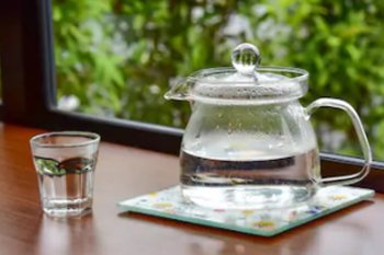 Selain kurangi nyeri haid, ini deretan manfaat minum air hangat