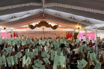 Presiden Jokowi kembali bagikan sepeda saat serahkan sertifikat tanah di Bali