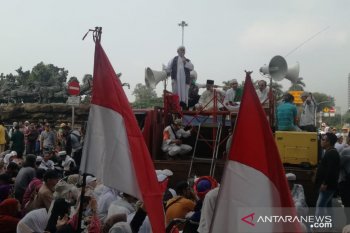 Usai berdoa, massa aksi kawal sidang MK membubarkan diri