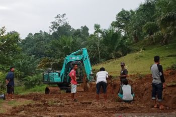 Seorang warga Agam buka jalan sepanjang lima kilometer