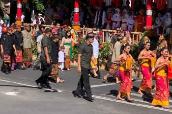 Jokowi invites grandson Jan Ethes for Bali Arts Festival