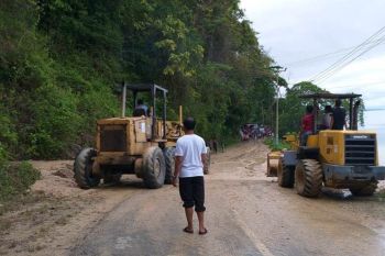 Sekprov  tinjau proyek pemeliharaan jalan di Banggai